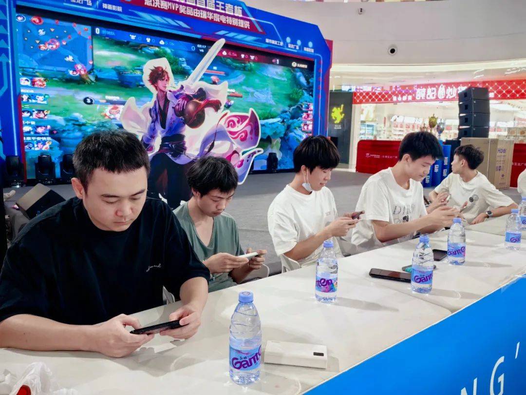 里汇聚各色 里汇聚各色